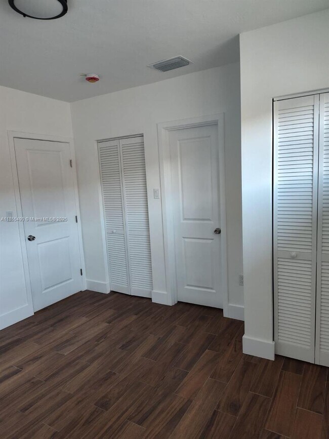 Building Photo - 655 Eldron Dr