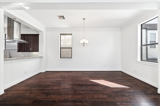 Building Photo - 830 W 19th St