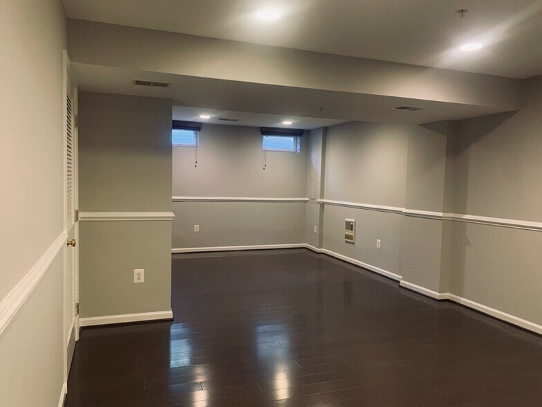 Building Photo - 6520 Landing Way