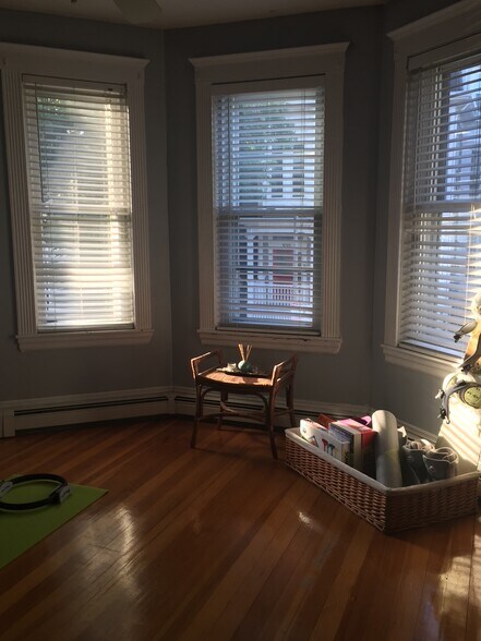 Building Photo - 931 E 4th St