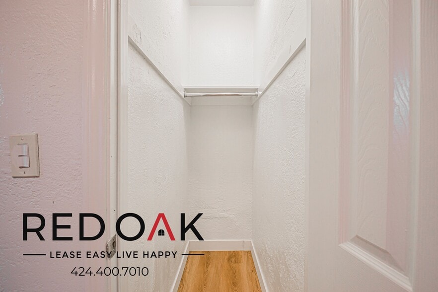 Building Photo - 704 W 54th St