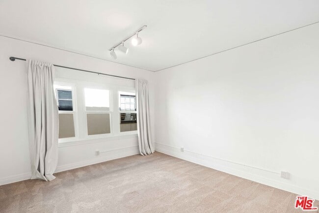 Building Photo - 643 S Detroit St