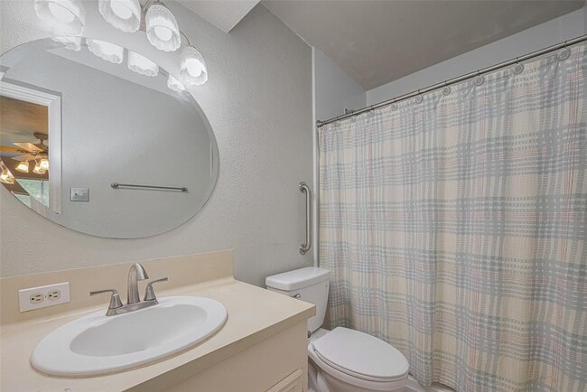 Building Photo - 2027 Briar Ridge Dr