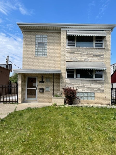 Building Photo - 4570 N Narragansett Ave