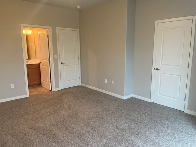 Building Photo - Two Bedroom Townhouse In North Reno...