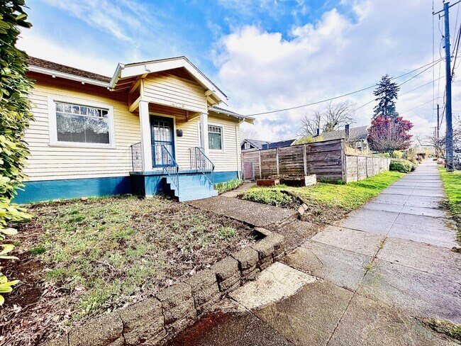 Building Photo - 4728 NE 27th Ave
