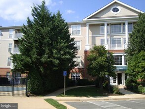 Building Photo - 7000 Falls Reach Dr