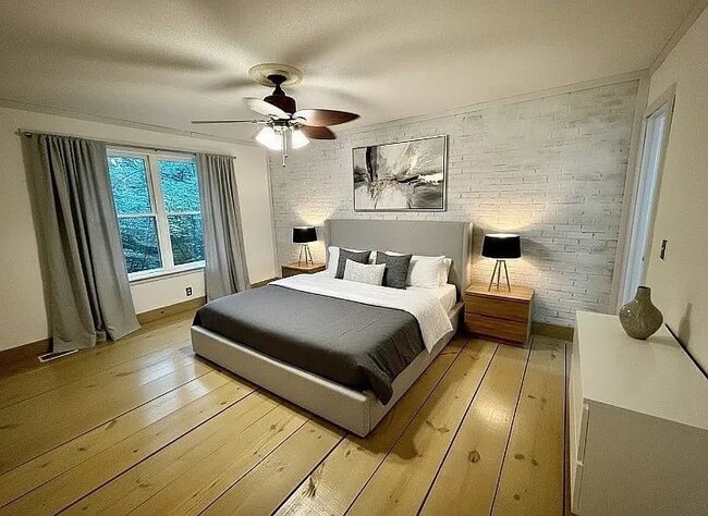 Building Photo - Beautifully Maintained Townhome in the Heart of Bellevue!