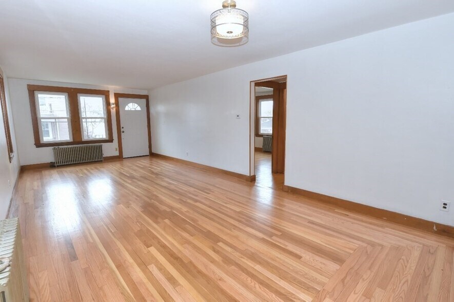 Building Photo - 17 Strathmore Rd