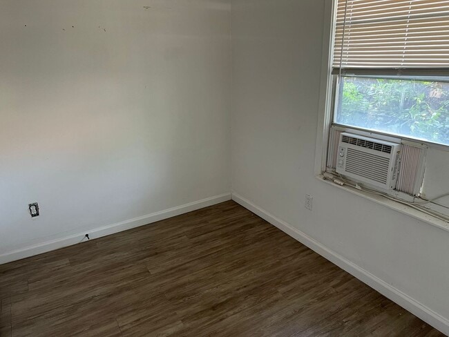 Building Photo - For Rent: Charming 1 Bed / 1 Bath Duplex w...