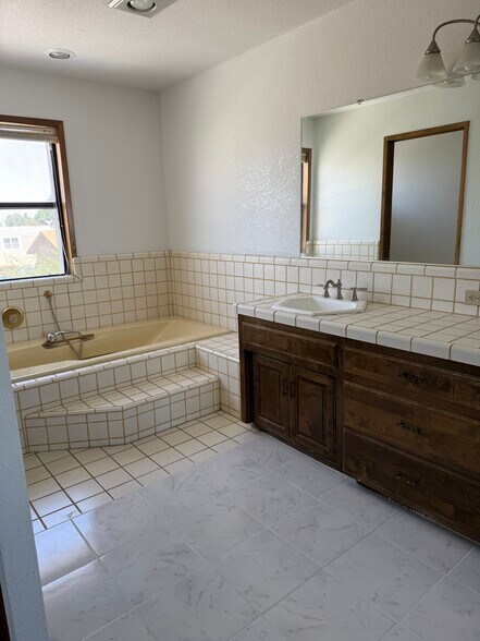 Building Photo - 1815 Azure Ct