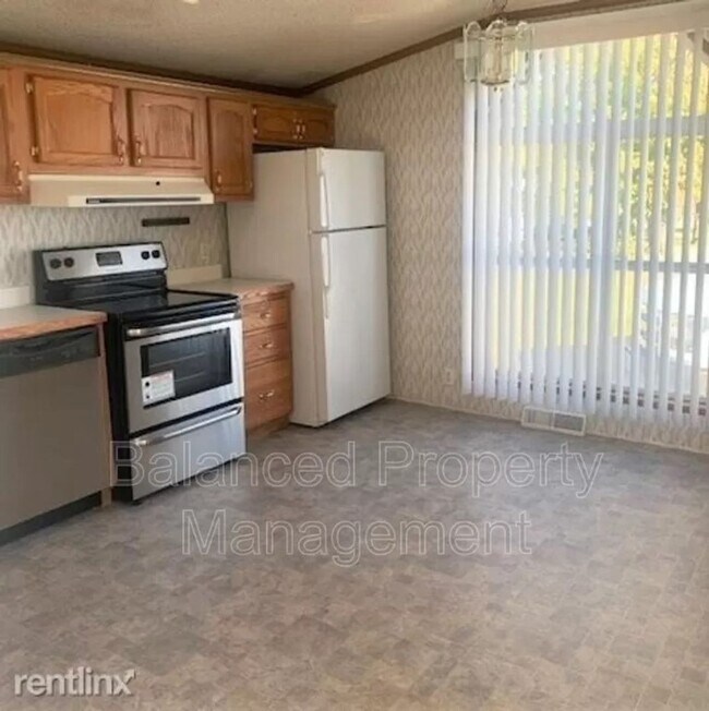 Building Photo - Nice, large, mobile home on outskirts of T...