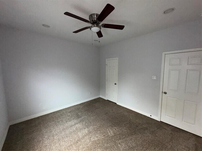 Building Photo - 8205 Oak Knoll Ln