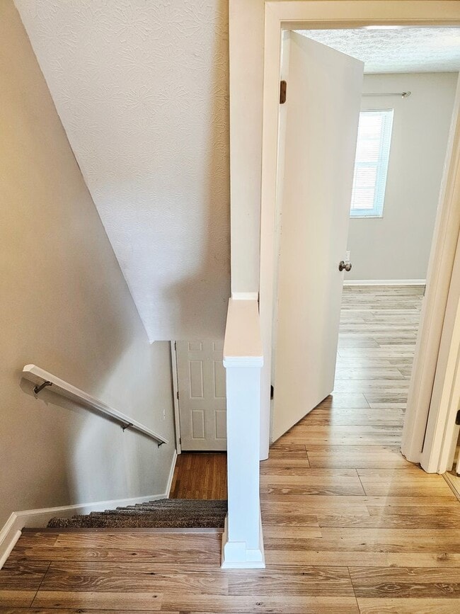 Building Photo - MOVE-IN READY! 2BR Townhome in Clintonville near OSU – W/D, Parking, Pet Friendly