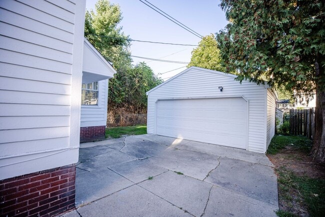 Building Photo - 1452 Rollins Rd