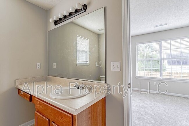 Building Photo - 4 Buzzell Ct