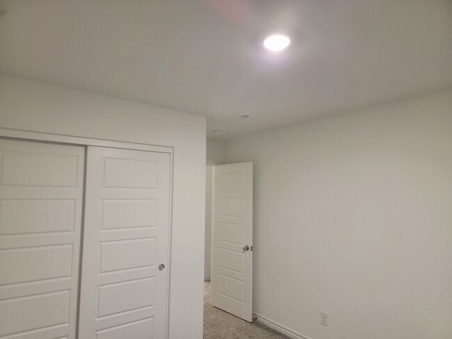Building Photo - Stunning  4 Bedroom Townhome