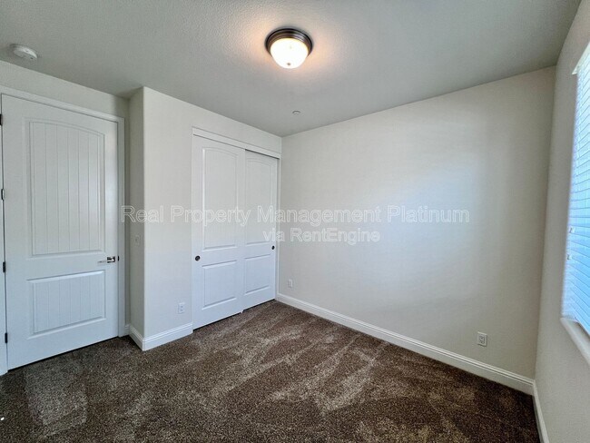 Building Photo - 1436 E Via Albero Dr