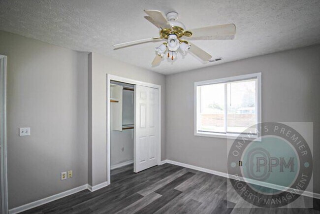 Building Photo - 2 Bed 1 Bath Home in Council Bluffs, IA