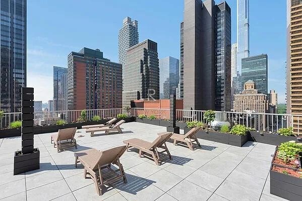 Building Photo - 150 W 51st St