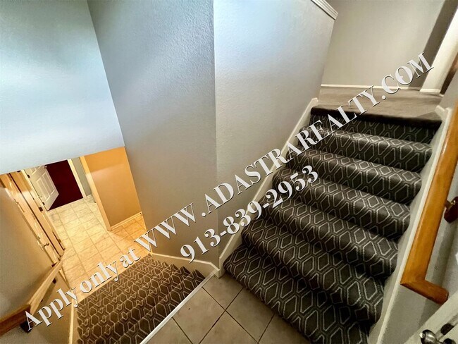 Building Photo - Beautiful 4 Bed Townhome in Gardner-Coming...