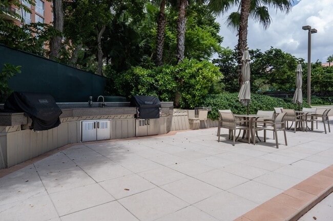 Building Photo - 2901 S Bayshore Dr
