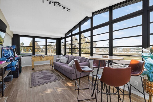 Building Photo - Discover lakeside living at its finest.