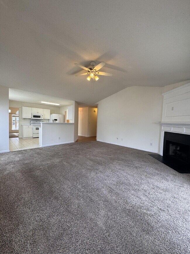 Building Photo - Spacious 3BR Home with Large Fenced Yard – Prime Simpsonville Location!