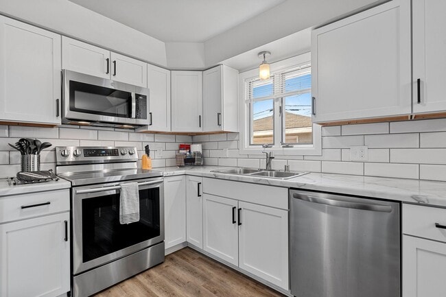 Building Photo - 3 BR 1.5 BA ranch house w/ large garage