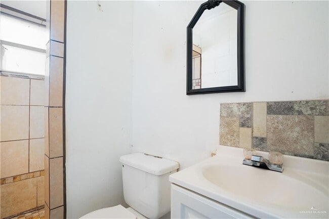 Building Photo - 130 N Texas Ave