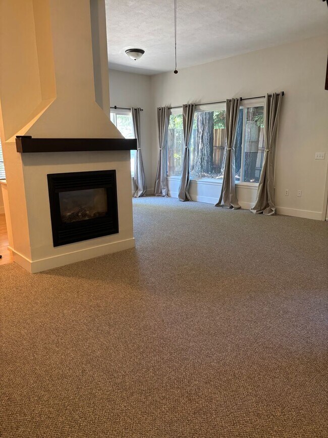 Building Photo - MOVE IN SPECIAL!!!! Charming 3 bedroom 2 bath home Sebastopol!!