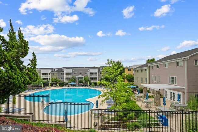 Building Photo - 4141 S Four Mile Run Dr