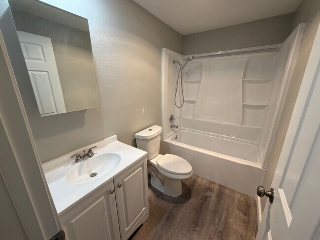 Building Photo - Convenient Location and Comfortable Living!