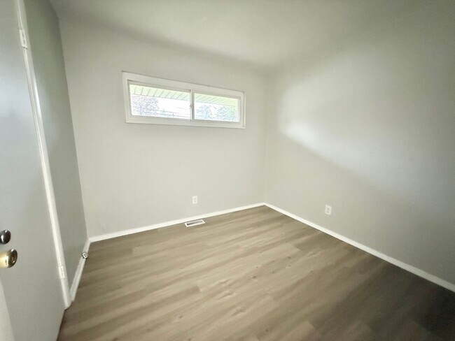 Building Photo - 3 bed 2 bath Great Neighborhood!!