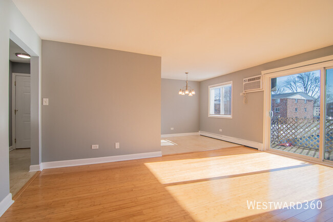 Building Photo - Crestwood 2 bedroom apartment. In unit lau...