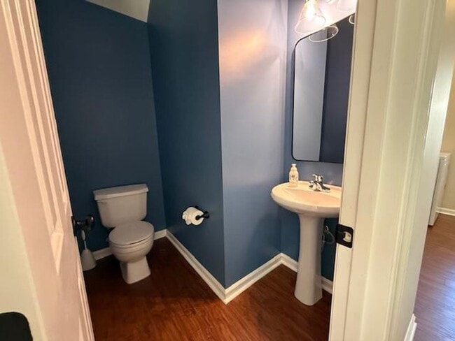 Building Photo - 201 Holmby Ct