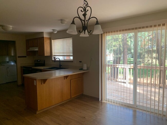 Building Photo - Splendid 3-bdr/2.5 bath home in the beautiful Buck Run Community in Sisters, OR!