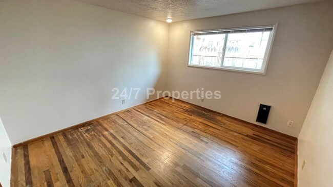Building Photo - *$1,000 Off First Months Rent!* Beautiful ...