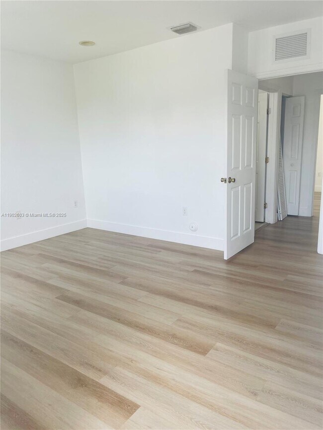 Building Photo - 1370 W 30th St