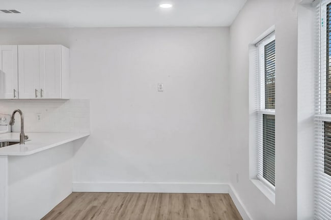 Building Photo - Darling 3/1 Duplex in Oakhurst