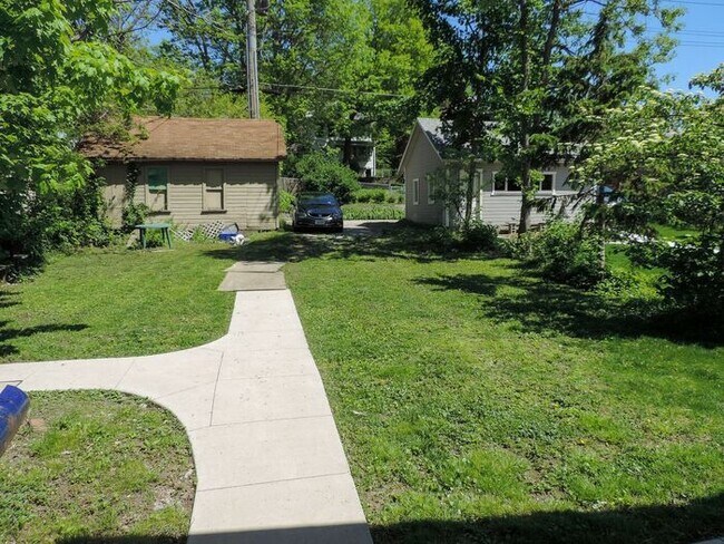 Building Photo - $1,300 | 1 Bedroom + Bonus Room, 1 Bathroom 2nd Floor Apartment | Pet Friendly* | Available for A...