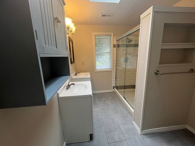 Building Photo - Beautifully Updated West Linn Home Near West Linn High School