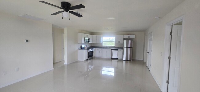 Building Photo - Great SW Location-Three Bedroom -two bath