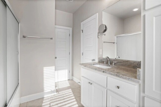 Building Photo - 3 Bedroom Furnished rental Near LSU|All utilities included |Short Term & Long Term Options Available