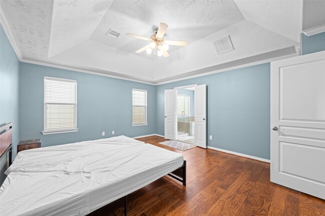 Building Photo - 3410 Skyline Village Dr