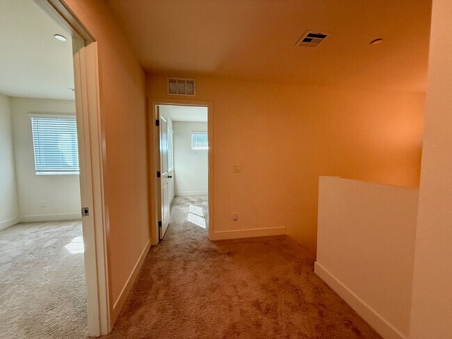 Building Photo - 3 BED 2.5 BATH 2 CAR GARAGE TOWNHOUSE w/ PRIVATE BACKYARD in GATED COMMUNITY.