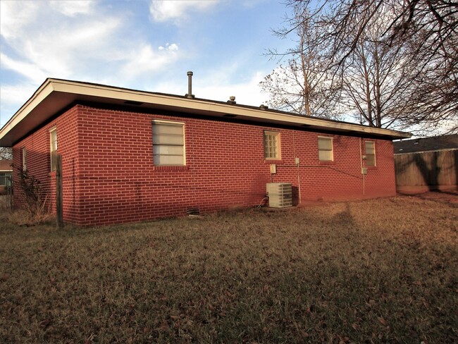 Building Photo - CUTE 3 BDRM 1 bath HOME with garage