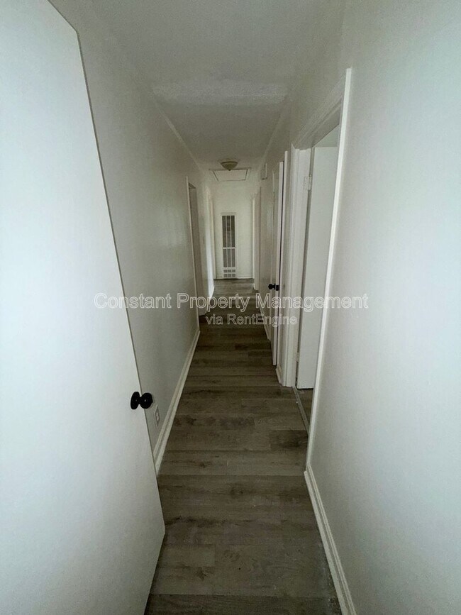 Building Photo - 4158 Log Cabin Dr
