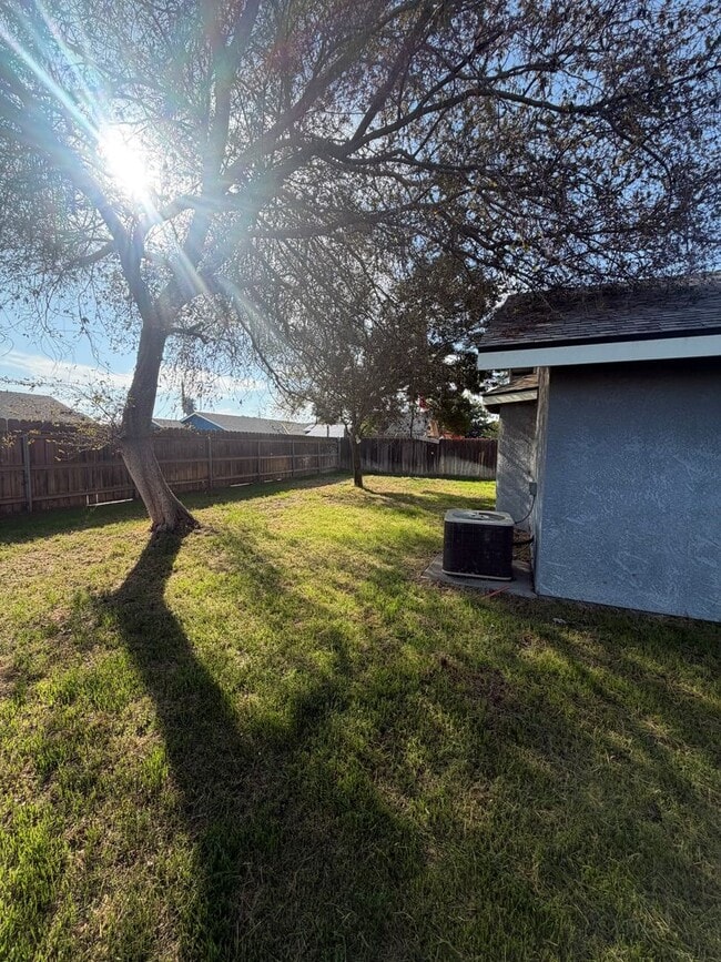 Building Photo - Charming 3 bedroom 2 bathroom home located...