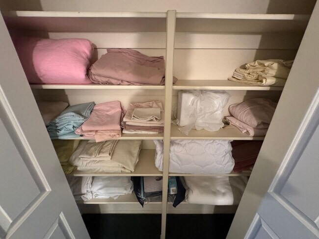 Building Photo - 2BR Bedroom 2BA "Split Level Condo and is ...